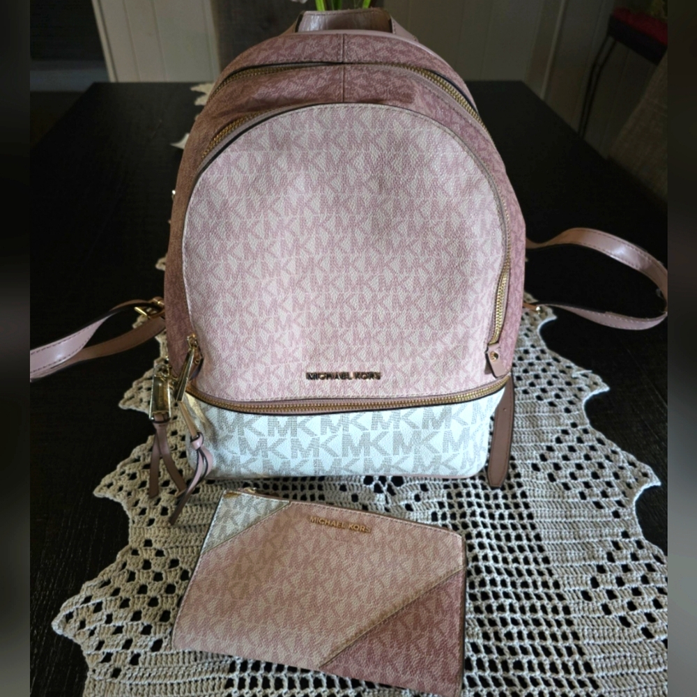 MICHAEL KORS BACKPACK AND MATCHING WALLET SET 💖